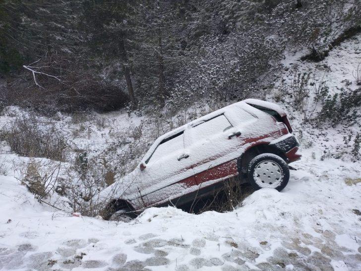 Buzlanan yolda rampayı hızlı çıkmak isterken şarampole uçtu G4