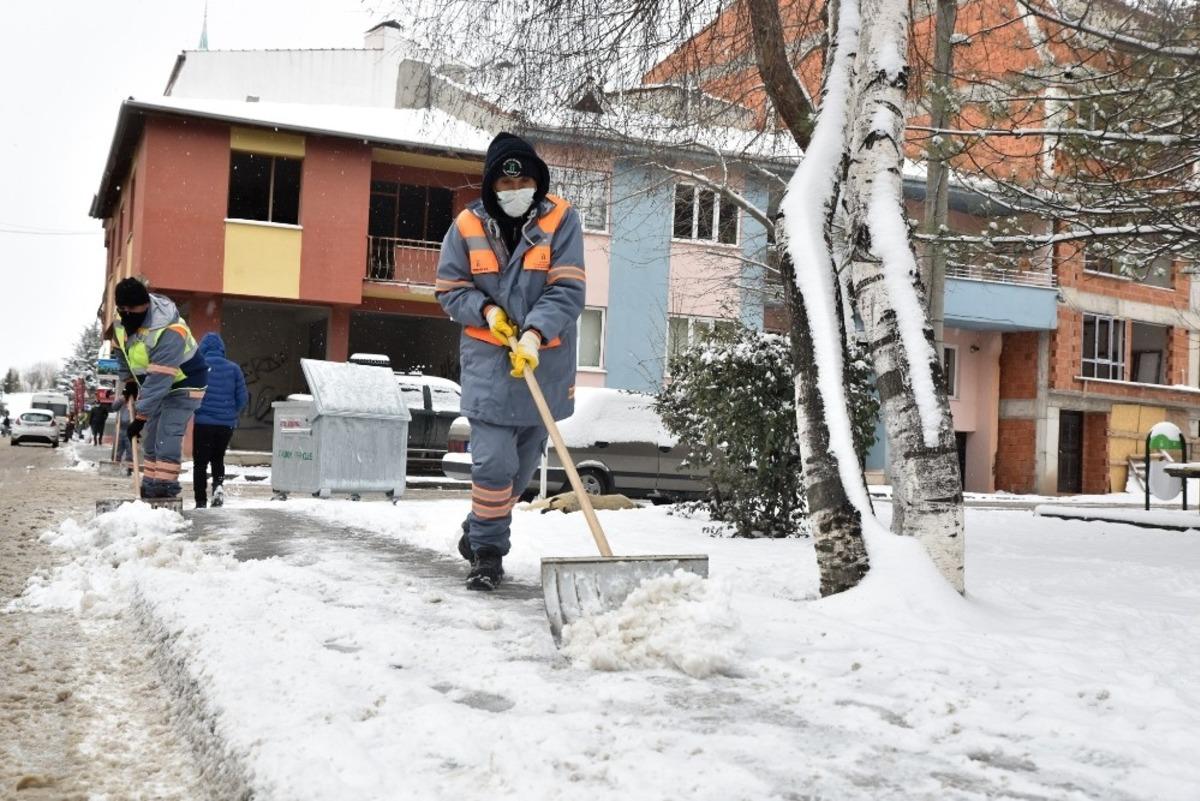 Tepebaşı&rsquo;nda kar ile m&uuml;cadele s&uuml;r&uuml;yor