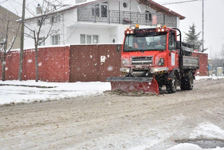 Tepebaşı’nda kar ile mücadele sürüyor G2