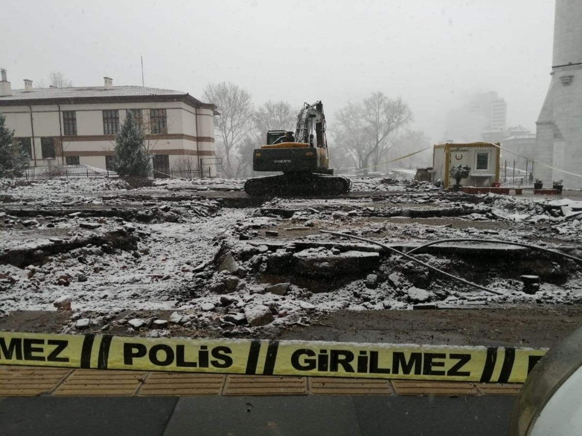 Başkent&rsquo;teki bir temel kazısından insana ait olduğu d&uuml;ş&uuml;n&uuml;len kemikler bulundu