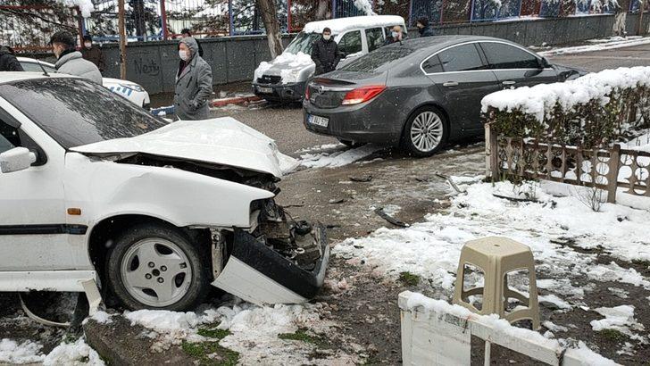 Kar yağışı beraberinde kazaları getirdi: 3 kaza, 6 yaralı G4