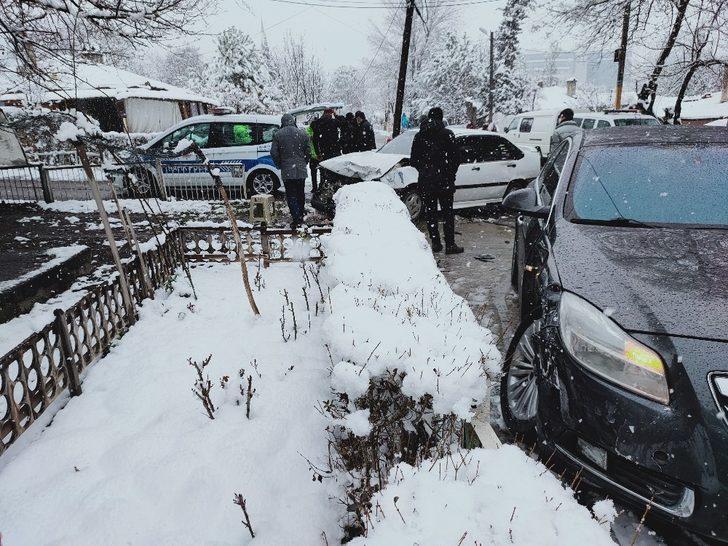 Kar yağışı beraberinde kazaları getirdi: 3 kaza, 6 yaralı G5