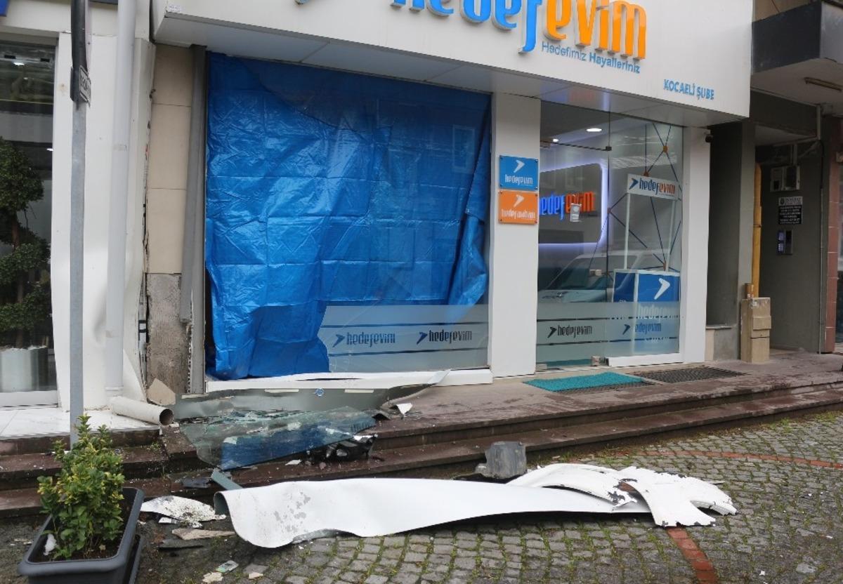 &Ouml;nce park halindeki otomobile &ccedil;arpıp, daha sonra iş yerine daldı: 1 yaralı