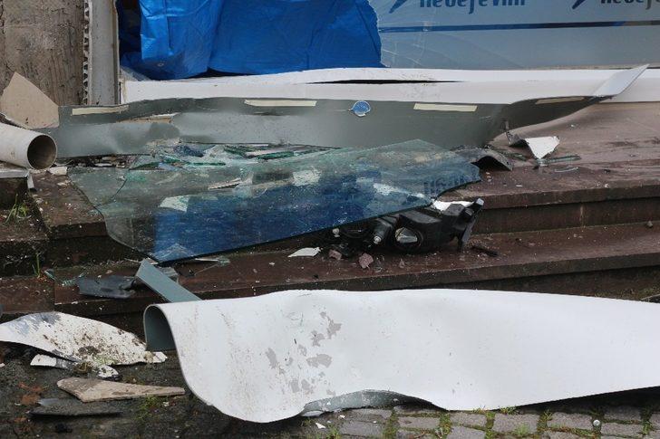 Önce park halindeki otomobile çarpıp, daha sonra iş yerine daldı: 1 yaralı G3