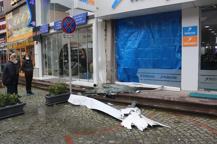 Önce park halindeki otomobile çarpıp, daha sonra iş yerine daldı: 1 yaralı G4