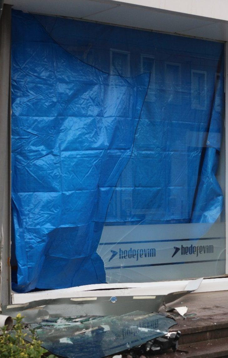 Önce park halindeki otomobile çarpıp, daha sonra iş yerine daldı: 1 yaralı G5