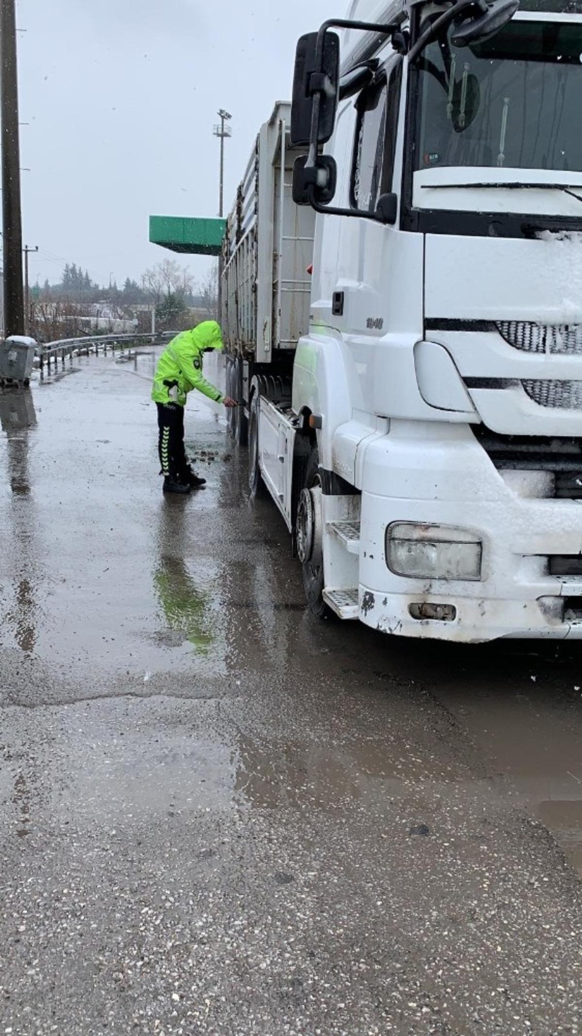 Y&uuml;k ve yolcu taşıyan ara&ccedil;lara kış lastiği ile zincir denetimi