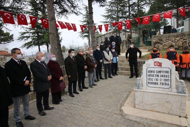 Dünya Şampiyonu güreşçi mezarı başında anıldı