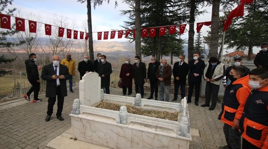 D&uuml;nya Şampiyonu g&uuml;reş&ccedil;i mezarı başında anıldı