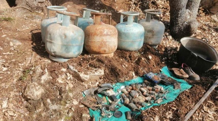 Bitlis’te teröristlere ait 5 mağara ile mühimmat ve yaşam malzemesi ele geçirildi