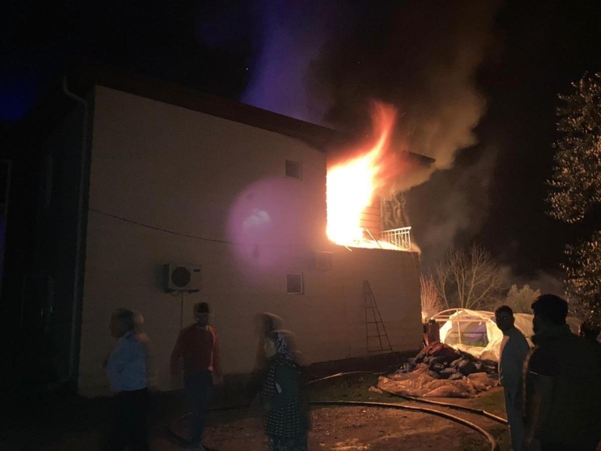 Kalorifer kazanından &ccedil;ıkan yangın evi kullanılamaz hale getirdi