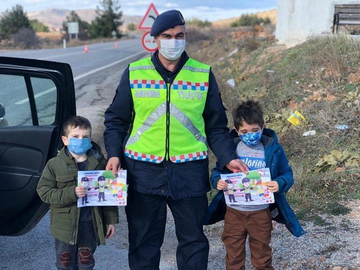 Jandarma çocukları boyama kitabıyla mutlu etti G1