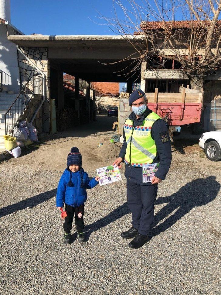 Jandarma çocukları boyama kitabıyla mutlu etti G3