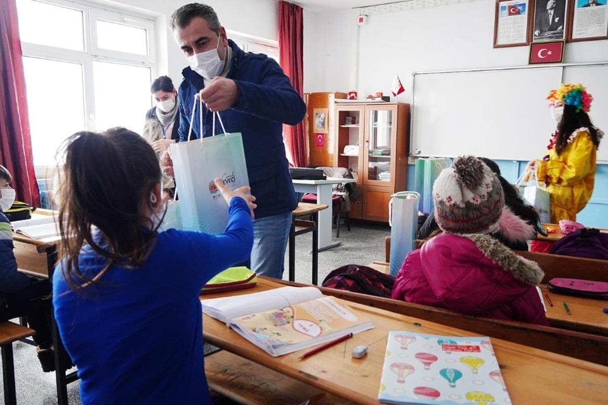 Atakum&rsquo;da ilk ders zili hediyelerle &ccedil;aldı