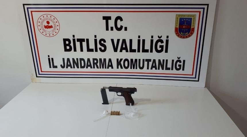 Bitlis&rsquo;te ruhsatsız tabanca ele ge&ccedil;irildi