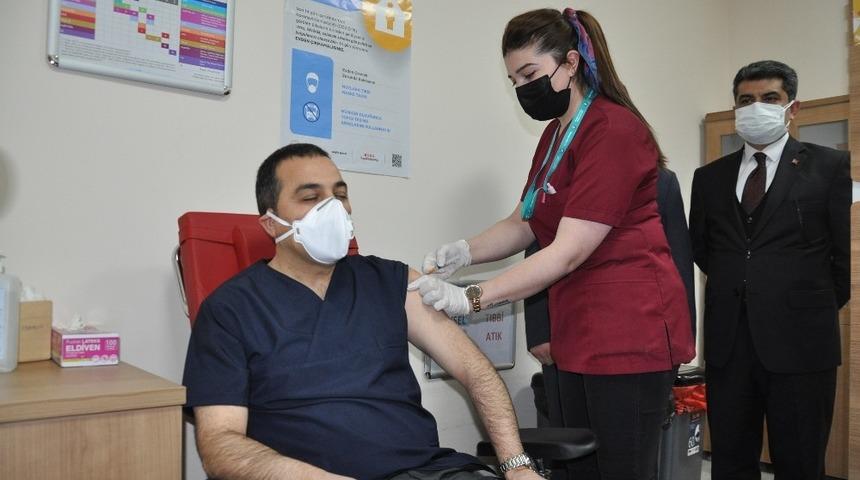 Vali T&uuml;rker &Ouml;ks&uuml;z&rsquo;e Kovid-19 aşısı yapıldı