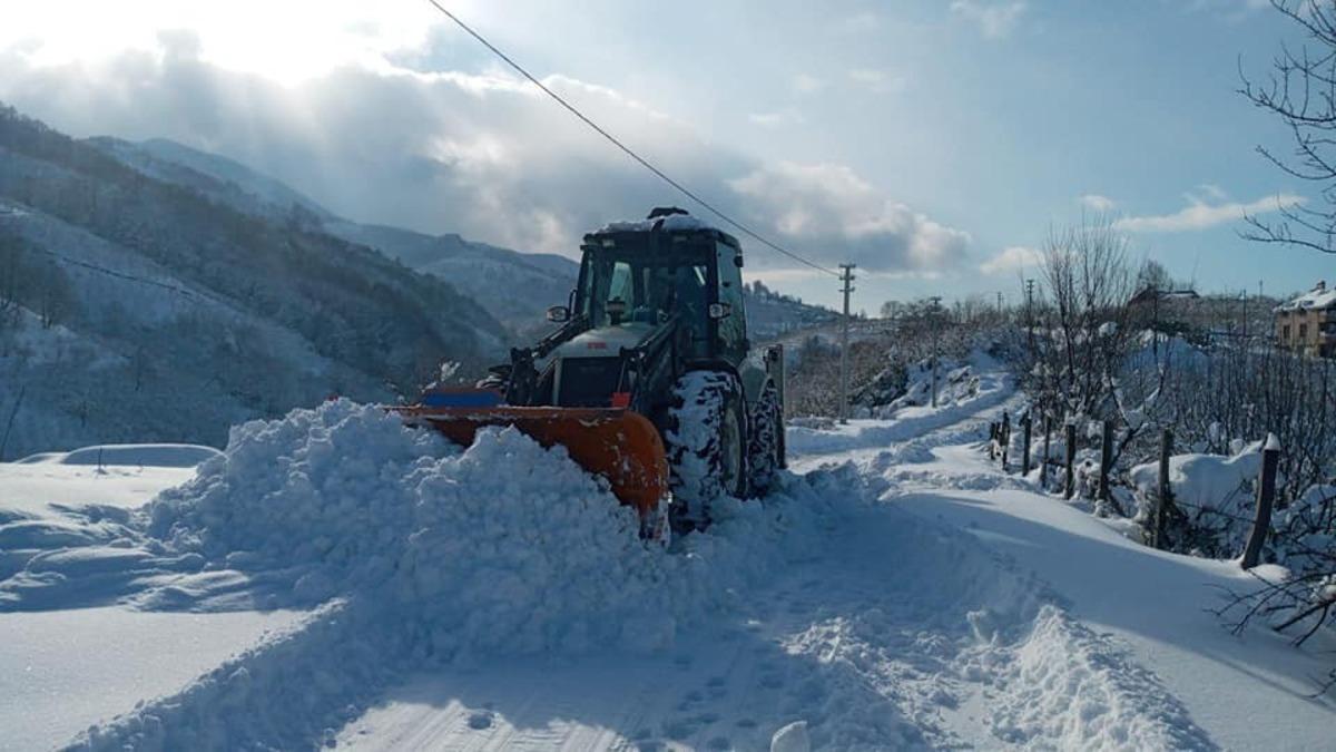 D&uuml;zce&rsquo;de 11 k&ouml;y yolunu a&ccedil;mak i&ccedil;in &ccedil;alışmalar s&uuml;r&uuml;yor