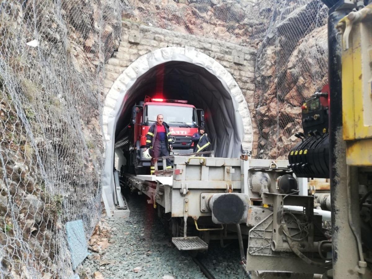 İtfaiye aracı t&uuml;neldeki yangına vagonla demiryolundan ulaştı