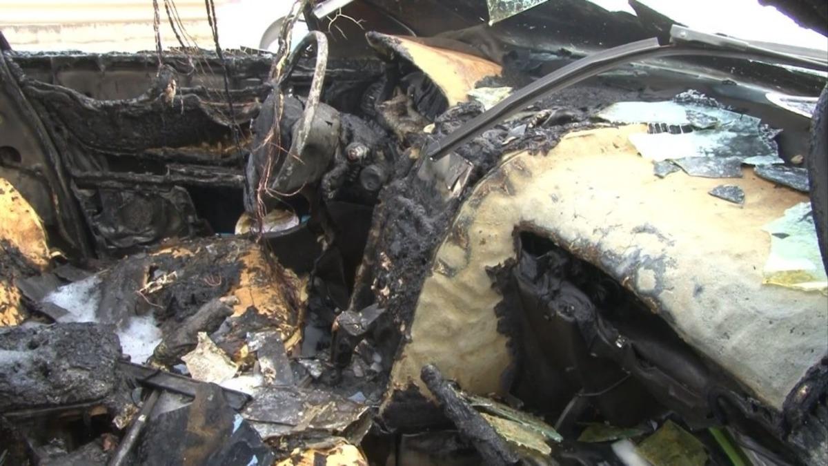 Antalya&rsquo;da seyir halindeki otomobil alev alev yandı