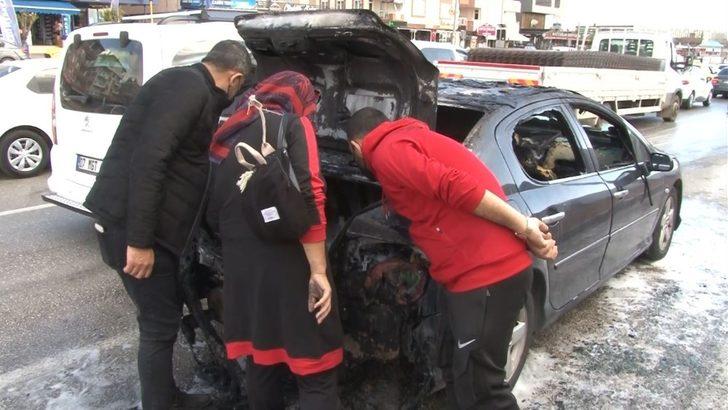 Antalya’da seyir halindeki otomobil alev alev yandı G3