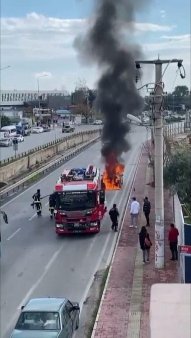 Antalya’da seyir halindeki otomobil alev alev yandı G5