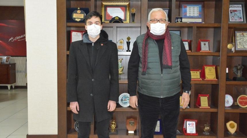 Ereğlili gen&ccedil; ilk kitabını Başkan Posbıyık&rsquo;a hediye etti