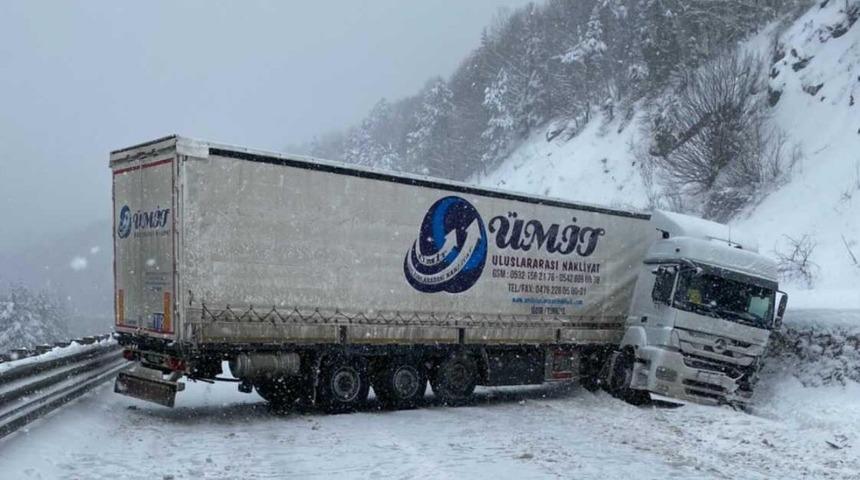 Bursa&rsquo;da TIR kazası Ankara yolunu trafiğe kapattı