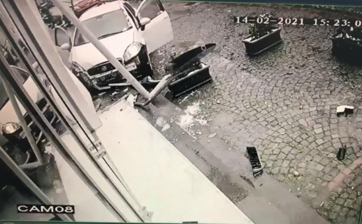 Kontrolden &ccedil;ıkan otomobil iş yerine b&ouml;yle daldı