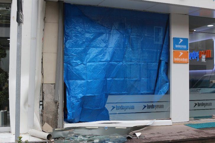 Kontrolden çıkan otomobil iş yerine böyle daldı G4