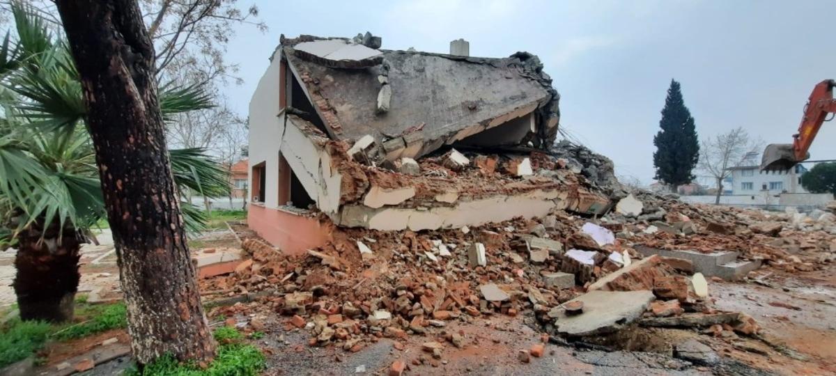 Fay hattı &uuml;zerindeki 50 yıllık okulun yıkımı tamamlandı