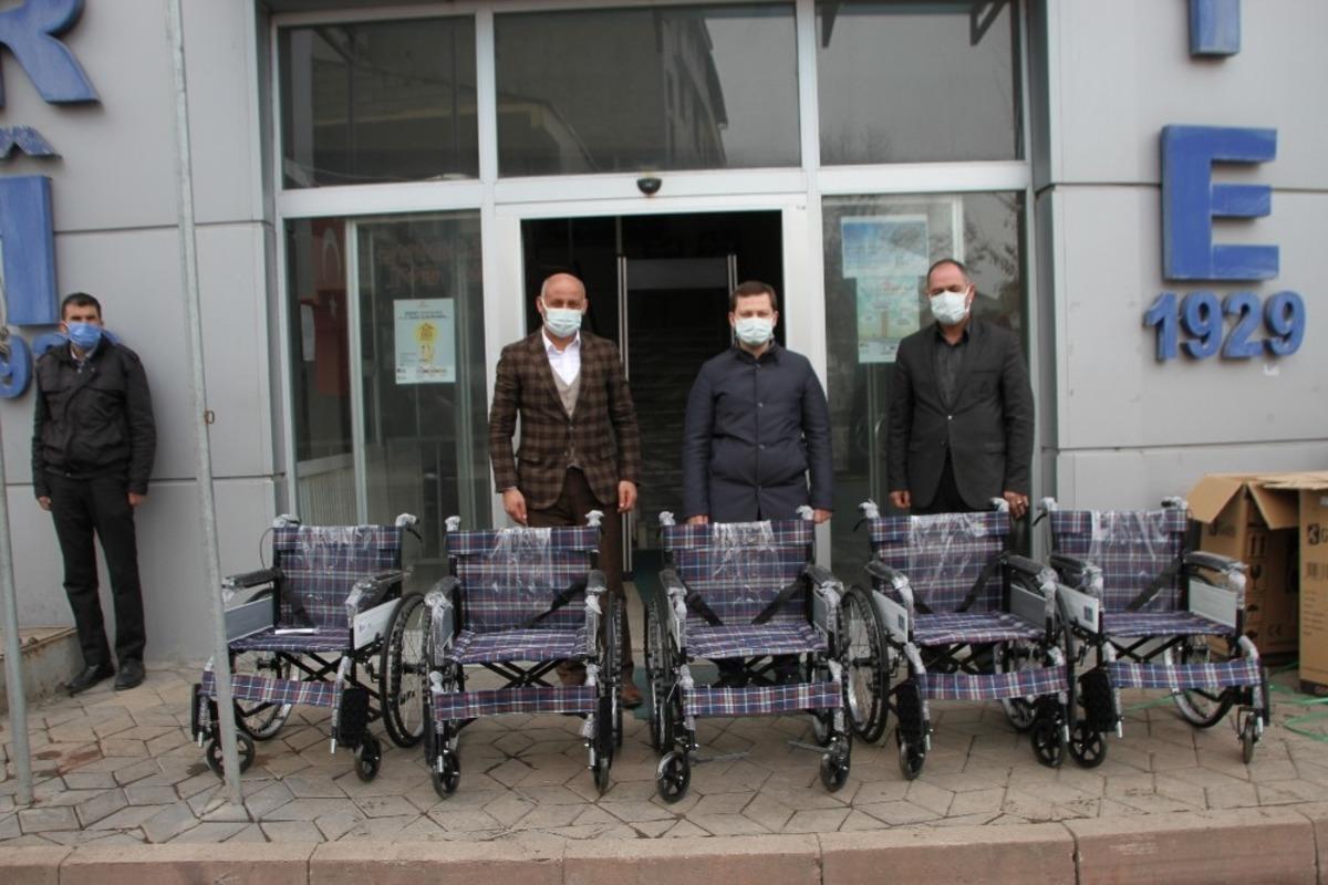 Malazgirtli engellilere tekerlekli sandalye desteği