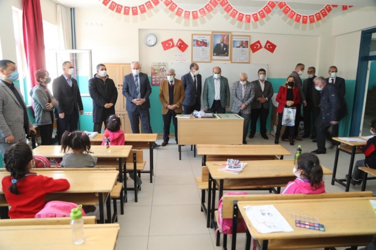 Başkan G&uuml;der, y&uuml;z y&uuml;ze eğitimin ilk g&uuml;n&uuml;nde &ouml;ğrencilerle buluştu