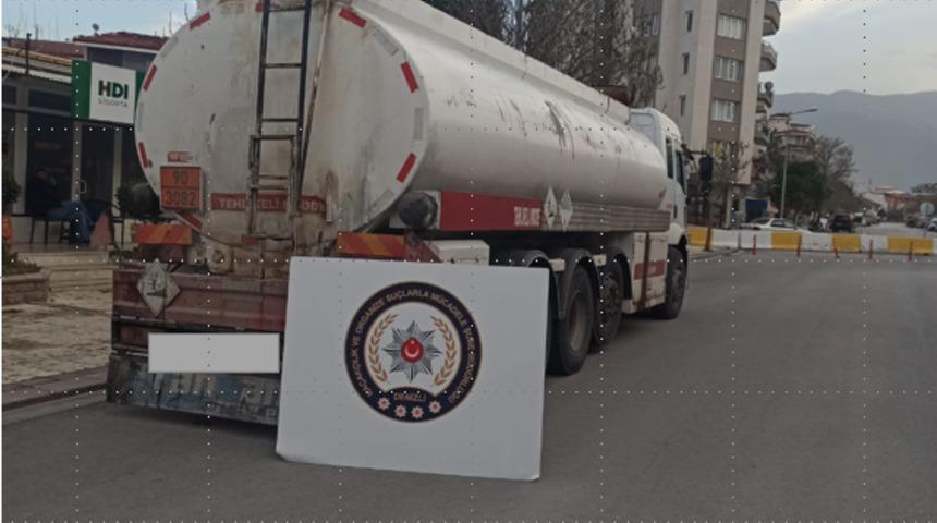 Ş&uuml;phe ile durdurulan ara&ccedil;tan 23 bin litre ka&ccedil;ak akaryakıt &ccedil;ıktı