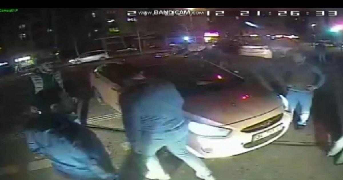 &Ccedil;ekmek&ouml;y&rsquo;de taksici magandası, yol kesip otob&uuml;s şof&ouml;r&uuml;n&uuml; d&ouml;vd&uuml;ler