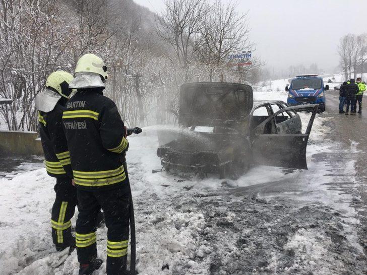 Alev alan araç yanarak kullanılamaz hale geldi G1