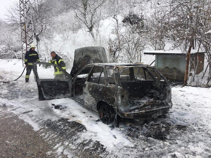 Alev alan araç yanarak kullanılamaz hale geldi G2