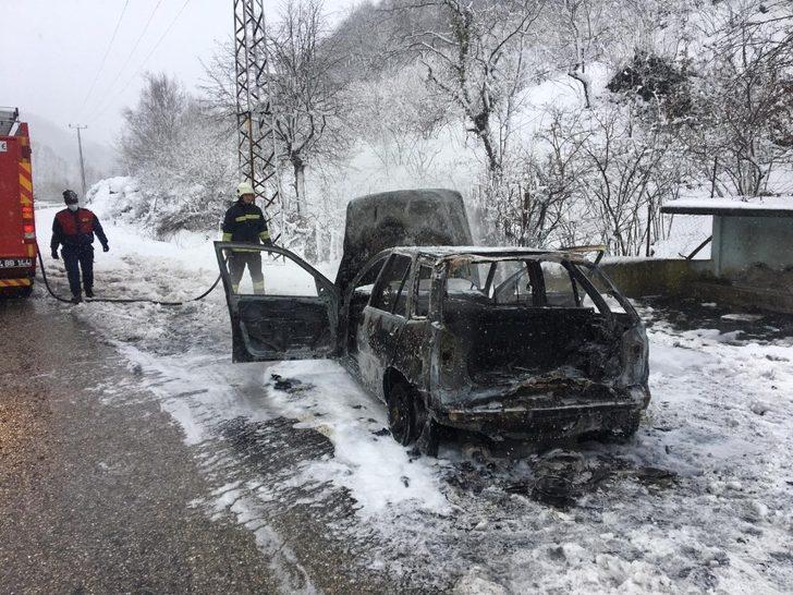 Alev alan araç yanarak kullanılamaz hale geldi G3