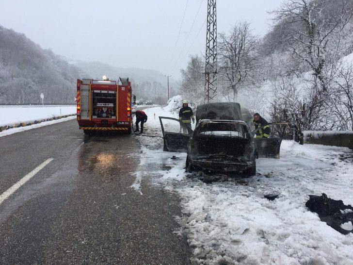 Alev alan araç yanarak kullanılamaz hale geldi G4