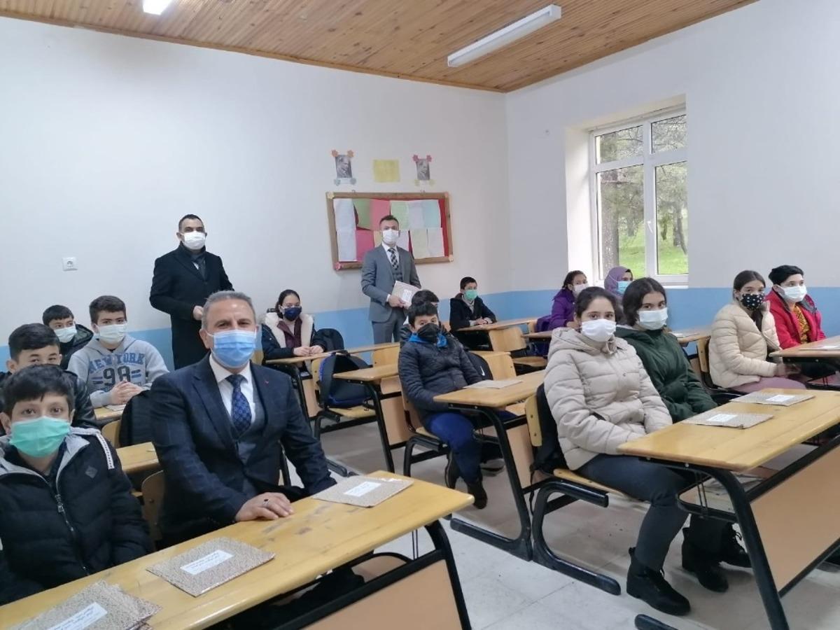 Eğirdir&rsquo;de &ouml;ğrencilere &lsquo;Yorum Defteri&rsquo; dağıtıldı