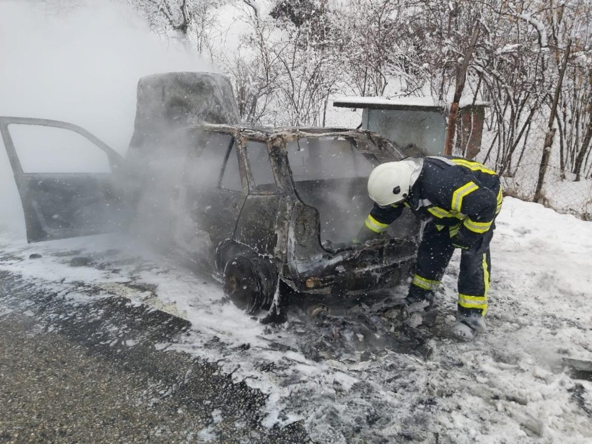 Motor kısmından alev alan otomobil k&uuml;le d&ouml;nd&uuml;