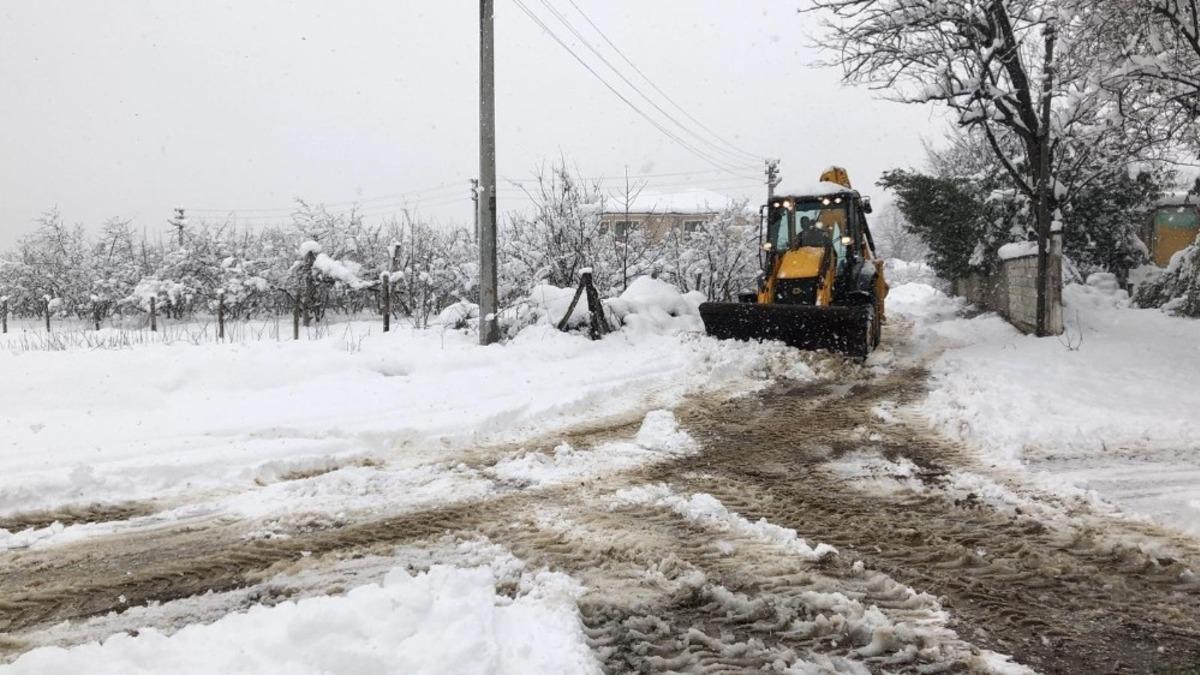 Hendek Belediyesi, kar k&uuml;reme ve tuzlama &ccedil;alışmalarını s&uuml;rd&uuml;r&uuml;yor