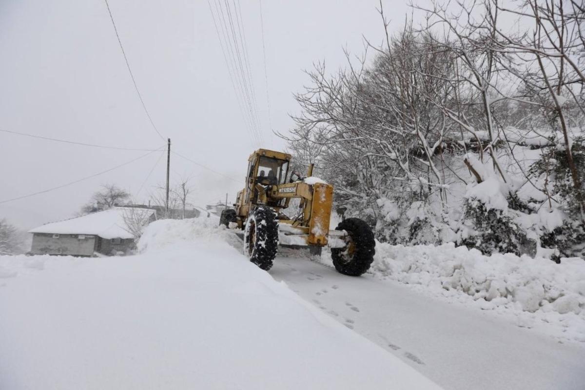 Sakarya&rsquo;da 180 kişilik ekip karla m&uuml;cadele ediyor