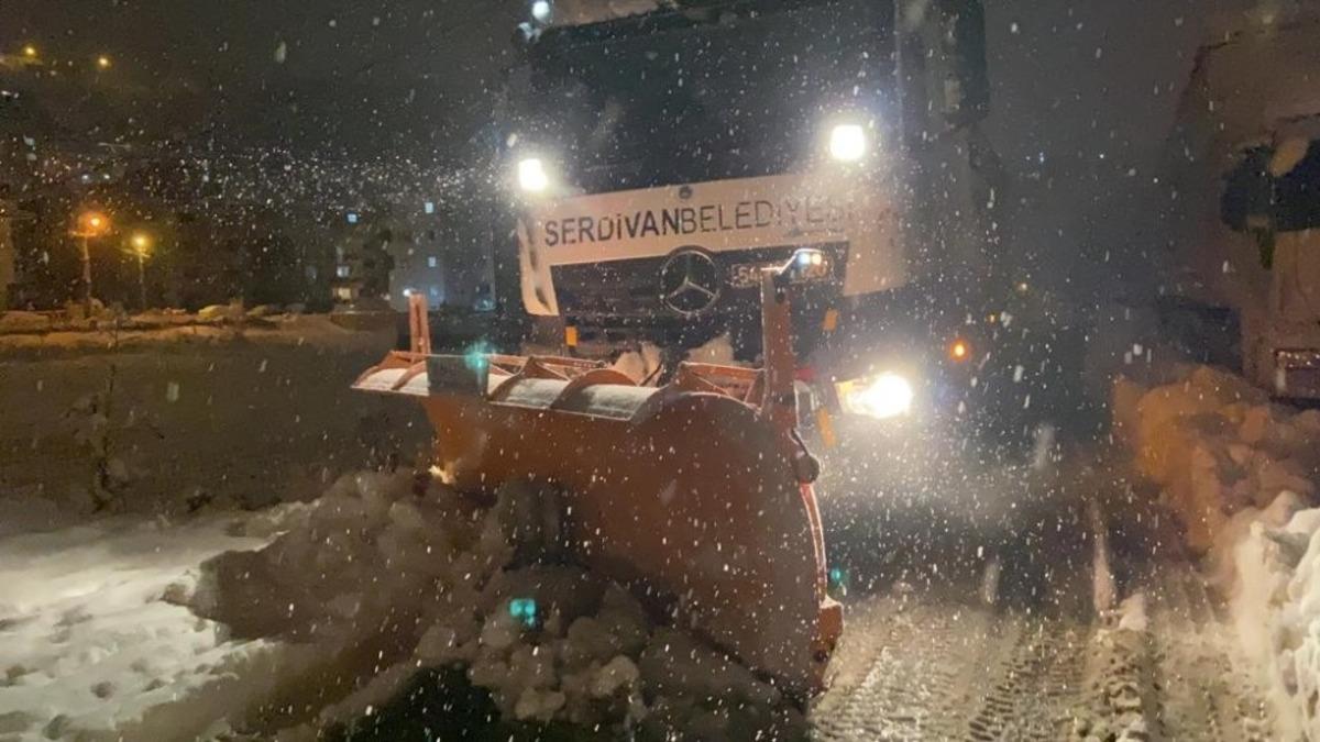 Serdivan&rsquo;da kar mesaisi devam ediyor