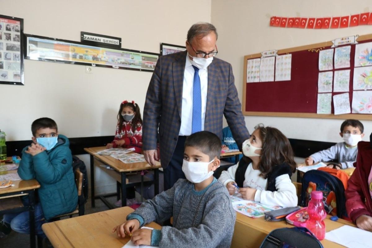 Milli Eğitim M&uuml;d&uuml;r&uuml; Alag&ouml;z &ouml;ğrencilerle bir araya geldi