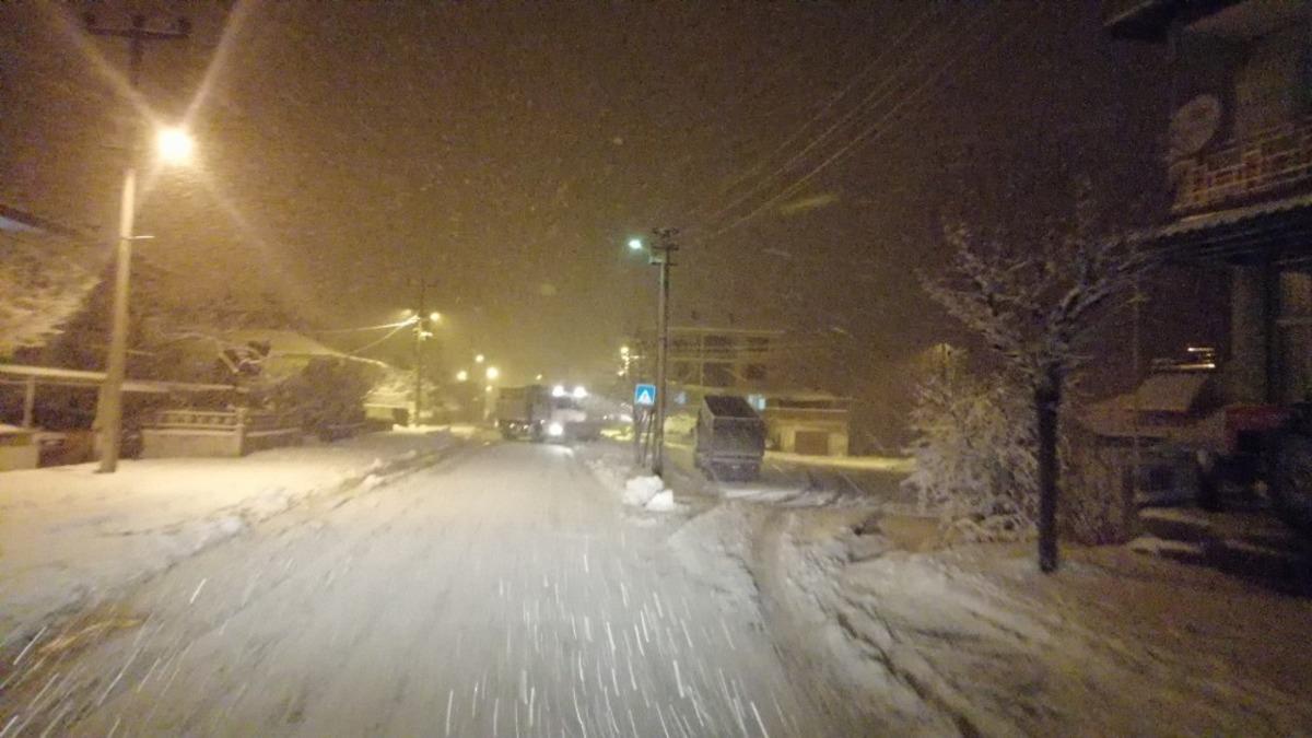 Sındırgı Belediyesi karla m&uuml;cadelede durmak bilmiyor