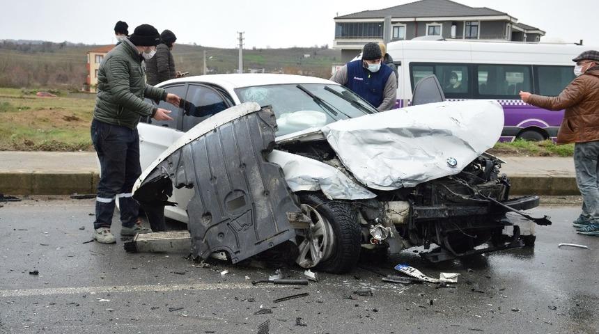 Duble yolda iki lüks araç çarpıştı: 3 yaralı