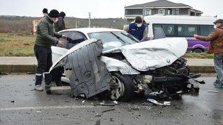 Duble yolda iki lüks araç çarpıştı: 3 yaralı