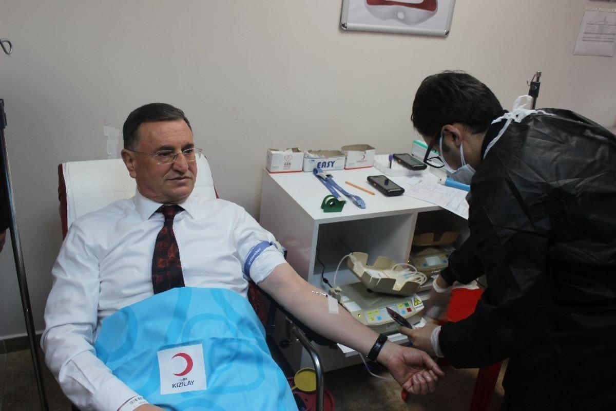B&uuml;y&uuml;kşehir Belediye Başkanı Savaş, Kızılay&rsquo;a kan bağışında bulundu
