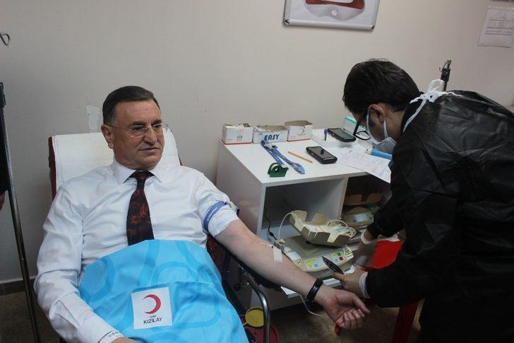 Büyükşehir Belediye Başkanı Savaş, Kızılay’a kan bağışında bulundu G1