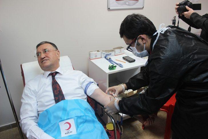 Büyükşehir Belediye Başkanı Savaş, Kızılay’a kan bağışında bulundu G4